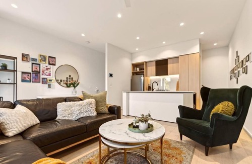 Coburg Apartment | StayCentral - Boulevard Gardens (Coburg) - Sacramento Way, Coburg - 3 Bedrooms, 4 Beds, 2 Bathrooms, 2 secure undercover parking spots.