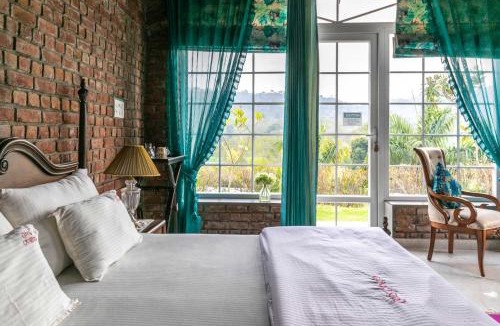 Kishangarh House | StayVista at Brickwood Hill with Outdoor Infinity Pool & Jacuzzi