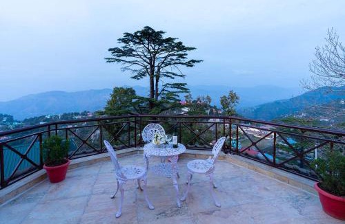 The Mall Road Villa | StayVista at Cottage in the Clouds