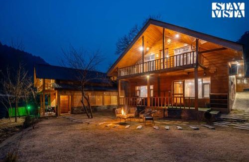 Pahalgam Villa | StayVista's Amanat Riverfront Cottage - 7BHK with River View & Jacuzzi