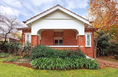 Albury House | Step Back in Time on Dean - Comfortable, central three bedroom home with lots of charm