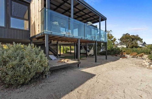 Yorke Peninsula House | Step straight onto the white sands of Hardwicke Bay from this coastal retreat