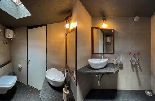 Nashik Villa | Stone House Bezze by StayVista with Lake view, Jacuzzi & Lawn - your perfect getaway