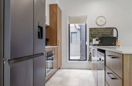 Reservoir House | Storey Time I 2BR Townhouse for Melbourne Travel