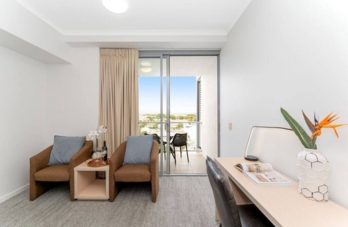 South Townsville Apartment | Studio Escape | Views, Dining, Stadium & CBD