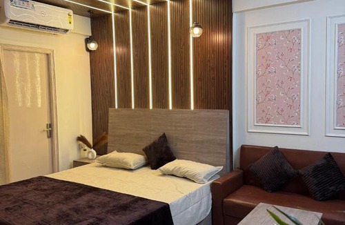 Ghaziabad House | Studio near Metro Couples Friendly Parking WiFi