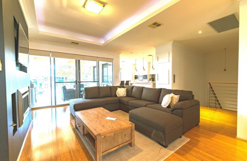 Mindarie House | Stunning 2 storey property meters to Mindarie Marina