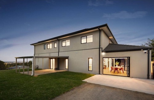 Sunbury House | Stunning Luxury, Breathtaking View. Close to the Airport and Freeways.