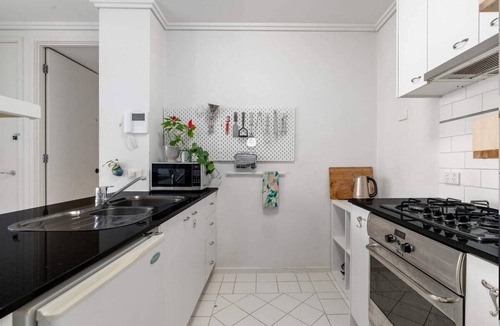 South Melbourne Apartment | Stunning Ocean view apartment close to CBD with pool.