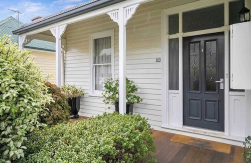 Sandy Bay House | Stunning Renovated Home, close to CBD Sleeps 8
