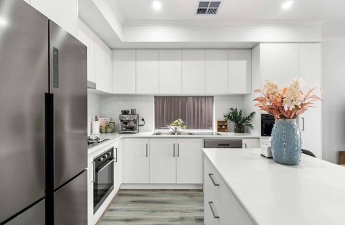 Modbury House | Stylish 3BR Stay Close to Tea Tree Plaza