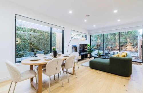 Box Hill North House | Stylish 4BR Family Townhouse with Private Courtyard