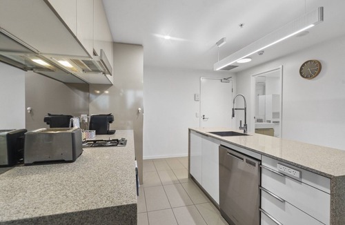 Hamilton Apartment | Stylish Apartment with Balcony and Pool
