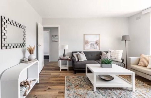 Williamstown Apartment | Stylish Coastal Retreat | Walk to Beach & Cafés | FamilyFriendly + Free Parking