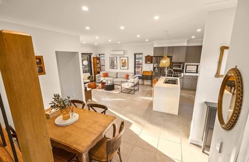 Upper Mount Gravatt House | Stylish Family Home w/A/C, 5 mins to Westfield
