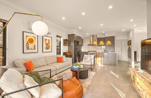 Upper Mount Gravatt House | Stylish Family Home w/A/C, 5 mins to Westfield
