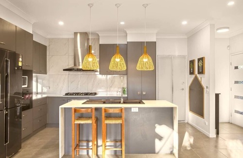 Upper Mount Gravatt House | Stylish Family Home w/A/C, 5 mins to Westfield