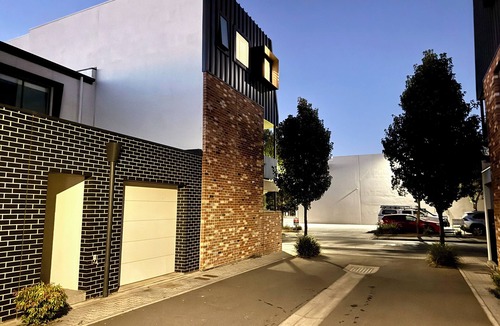 Bowden House | Stylish Industrial 2BR: Free Parking/Near CBD/Tram - Free fast wifi