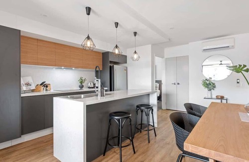 Spring Hill Apartment | Stylish & Superb! 2Bed/2Bath/1Car~ Walk to CBD