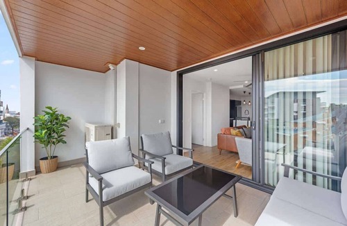 Spring Hill Apartment | Stylish & Superb! 2Bed/2Bath/1Car~ Walk to CBD