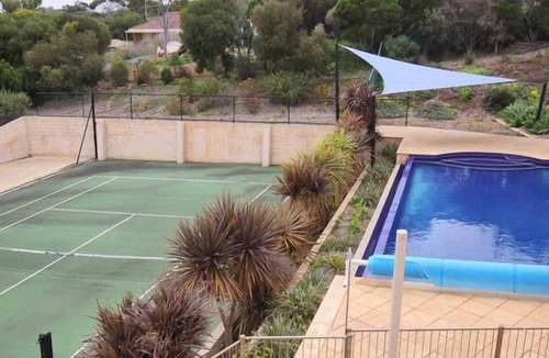 Normanville House | Summer holiday fun with your own swimming pool and tennis court🩴🌅🏊‍♂️🌞🎾