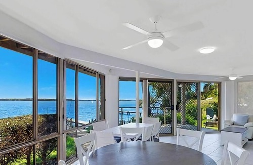 Toukley House | Sunset Lakehouse - Waterfront with Jetty