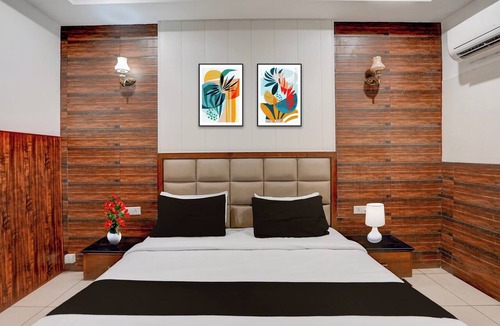 Zirakpur Hotel | Super Townhouse by Zirakpur Bus Stand