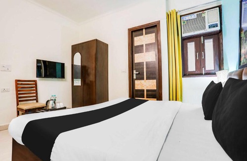 Sainik Farm Hotel | Super Townhouse Super Anmol Residency