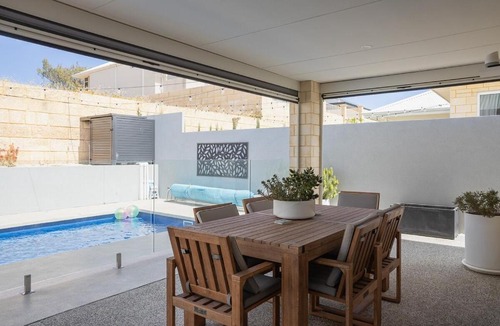 Dawesville House | Surf View Retreat - Walk to Beach, Fishing & Golf