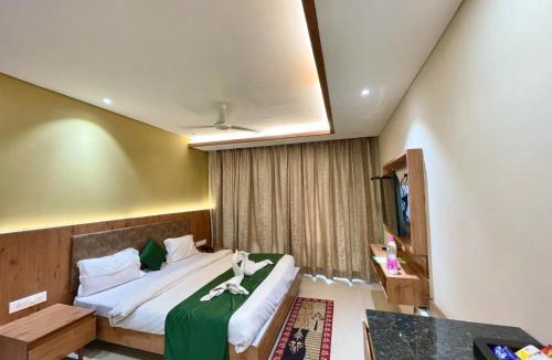 The Mall Road Hotel | SWIMMING POOL HOTEL R - B PREMIUM Puri