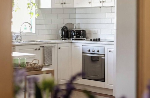 Dudley Park House | The Art Lovers Cottage in Mandurah 1BR