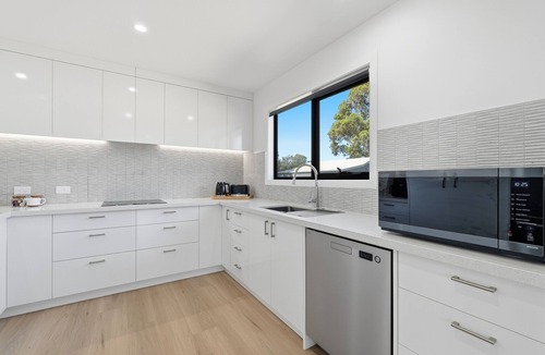 Opossum Bay House | 'The Bay Escape' Opossum Bay Tasmania 7023 - Beach side suburb 40 mins to Hobart