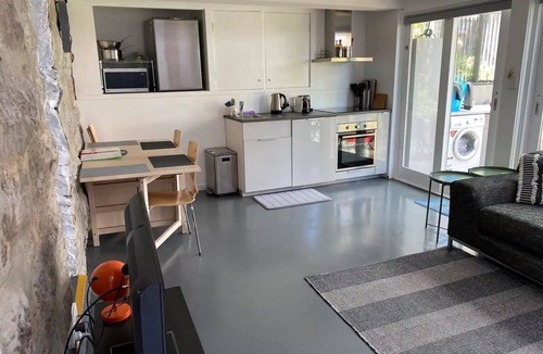 West Hobart Apartment | "The Cave" West Hobart: eco friendly apartment 🌈 🌱 🏳️‍⚧️