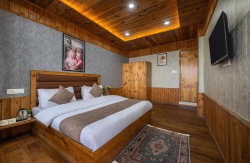 Fagu Apartment | The Cedar Valley l Restaurant and Cafe l Forest Treks l Kufri by Exotic Stays