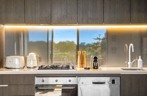 Carlton Apartment | The Italian Library: Amazing Views + Free Parking!