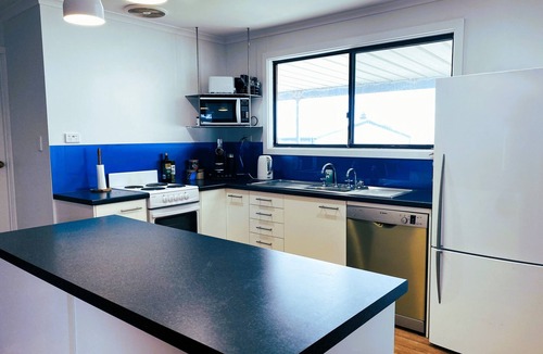 Para Wurlie House | The Lighthouse - lovely 3 bedroom home- Sea glimpses from the back deck!