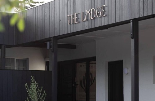 Mount Gambier Apartment | The Lodge - Room 2 - Luxury Central private Rooms, Free wifi