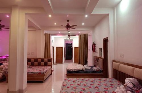 Guptkashi Hotel | The Maruti Empire