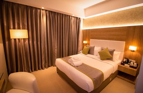 Lake Town Hotel | The Maureen
