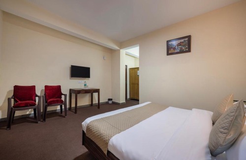 Kufri Hotel | The Prakriti Resort Shimla l Lift l Multi Cuisine Restaurant l Free Parking l By Exotic Stays