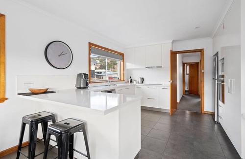 Warrane House | "The Residence" Sleeps 11. 10 min to Airport/CBD.