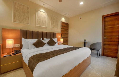 Kharar Hotel | The Roseville Grand