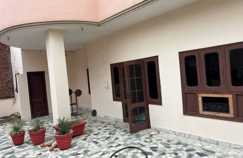 Amritsar House | "The Sandhu Villa". 2-bedrooms on first floor in marvelous Amritsar with cool AC