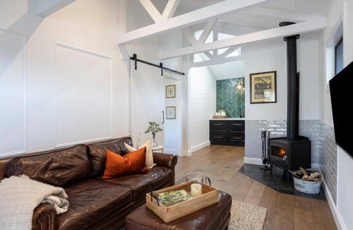 Blewitt Springs Hotel | The Strand at The Vineyard Retreat McLaren Vale - King BR, Comp Minibar, Breakfast Prov, Fireplace