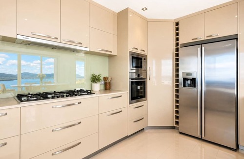 Sandy Bay House | "The View" Luxury home 5 bed/3 bath 3km to Casino.