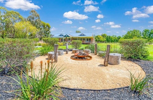 Echuca House | The Waterfront - Echuca Holiday Homes
