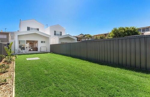 Corrimal House | The White House - Modern Coastal Living mins. to the beach