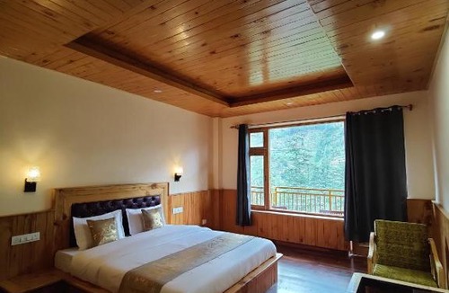 Banjar Hotel | The Woodpecker Inn & Café, Jibhi