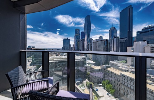 Docklands Apartment | This apartment is a 2 bedroom(s), 2 bathrooms, located in Docklands, VIC.