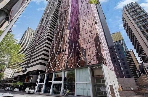 Melbourne Central Business District Apartment | This apartment is a 2 bedroom(s), 1 bathrooms, located in Melbourne, VIC.